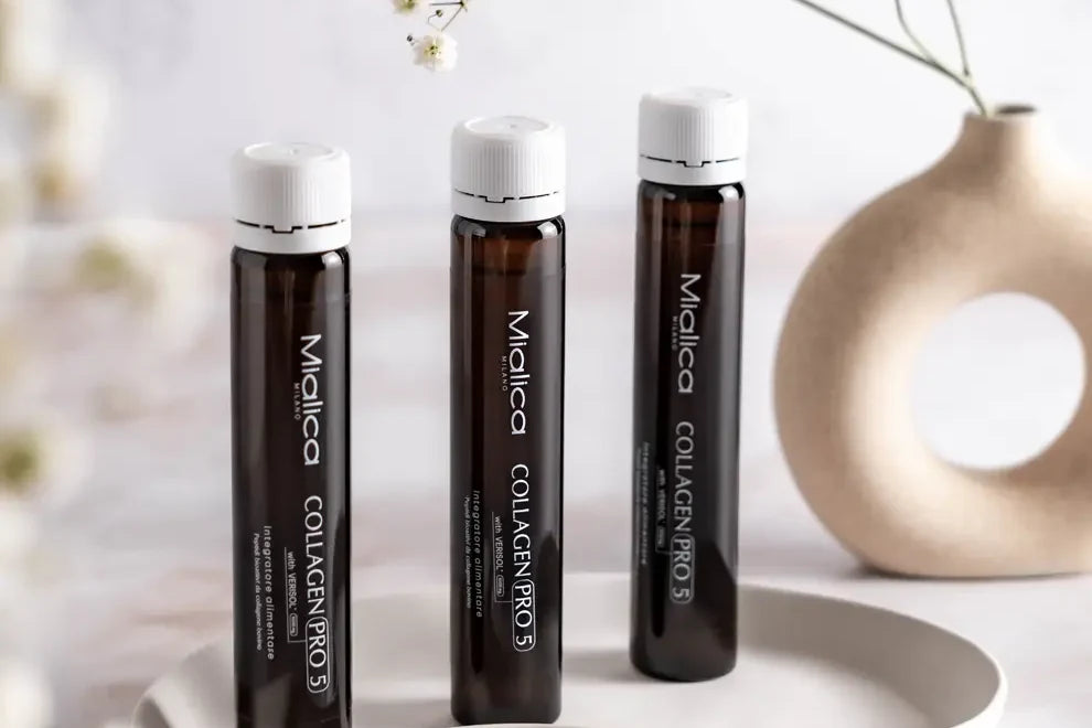 Tre fiale di Collagen PRO5 Mialica su un vassoio