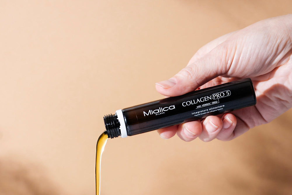 Una mano versa una fiala di Collagen PRO5 Mialica