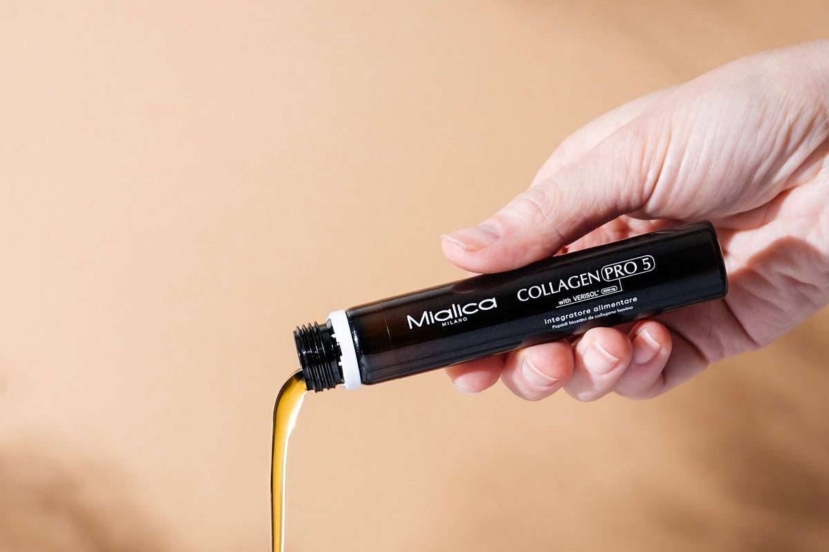 Una mano versa una fiala di Collagen PRO5 Mialica
